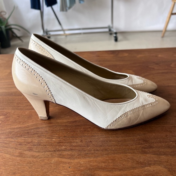 Gucci Vintage Wingtip Beige & White Leather Pumps
Two Tone 38.5 Brouge Court - Picture 2 of 5